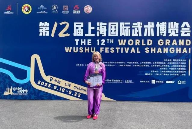 的舞台上脱, 受到一种平, 也让我们看